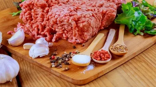 Многие допускают эту ошибку, когда месят фарш руками: о чем речь