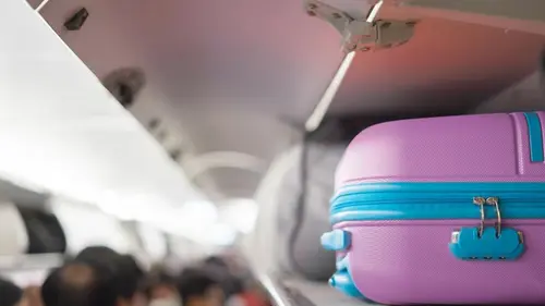 Эксперт назвал 3 вредных привычки с багажом, которые приводят к хаосу в самолете