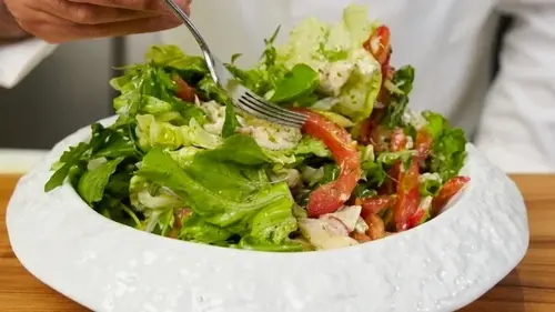 Салат с зеленью и форелью — рецепт полезного блюда от шефа