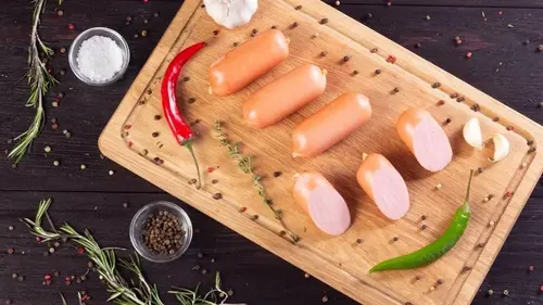 Кожура сойдет сама по себе: как варить сардельки, чтобы они легко чистились