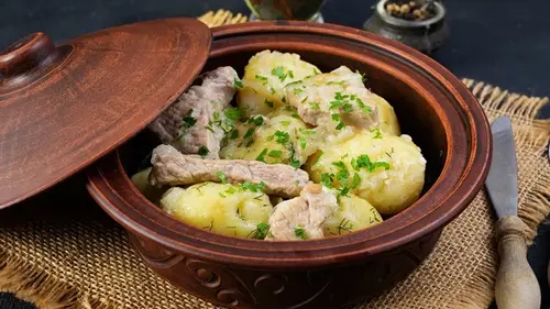 Картофель с мясом, тушенные в молоке: рецепт горячего, которое по...