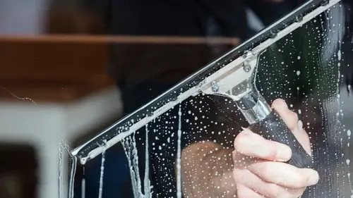 Как помыть окна идеально и без усилий: профессиональный мойщик по...