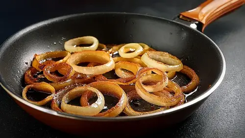 Одна хитрость — и жареный лук будет хрустящим: что добавить на ск...