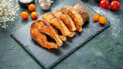 Чтобы рыба имела невероятно хрустящую и золотистую корочку, добав...