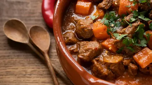 У 2 шеф-поваров спросили, как приготовить лучшее тушеное мясо: он...