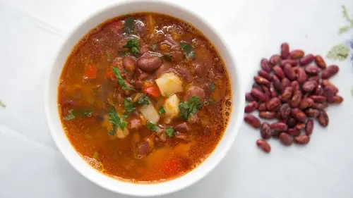 Постный фасолевый суп: рецепт питательного блюда из простых проду...