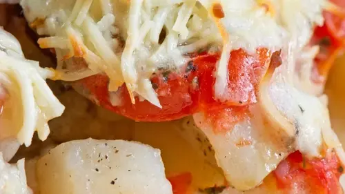 Картофель с курицей, помидорами и сыром, запеченный в лодочках из...