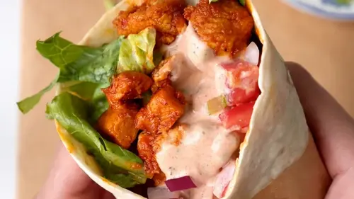 Сочный куриный ролл с острым чесночно-майонезным соусом — рецепт ...