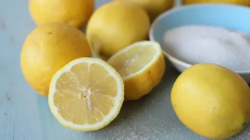 Почему в Италии кладут лимон в духовку на ночь: простой трюк, который заменяет химию