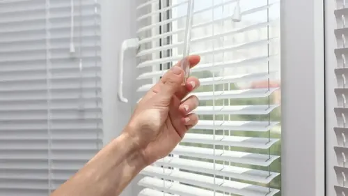 Элементарный способ отмыть жалюзи от пыли и жира, не снимая: нуже...