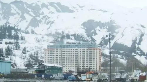 В этом городе все жители живут в одном 14-этажном здании: где он ...