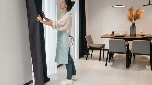 Как быстро почистить шторы, не снимая с карниза: действенные мето...