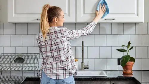 Как избавиться от жирного налета на кухонных шкафах: эксперты наз...