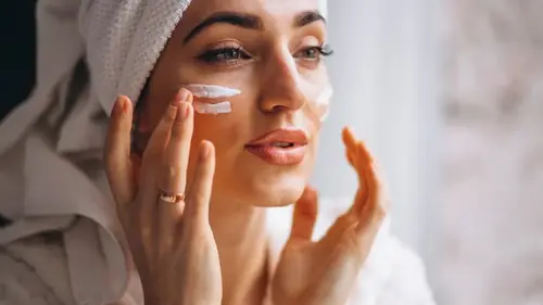 Не спешите с ретинолом: с какого возраста его безопасно использов...