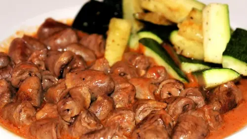 Гуляш из куриных сердечек: рецепт сытного и бюджетного блюда