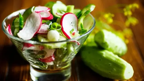 Рецепт салата из молодой капусты редиса и огурцов