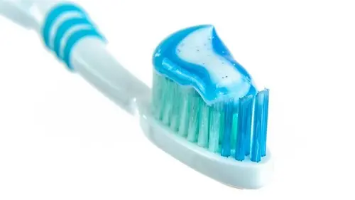 Лайфхак с зубной пастой: как замораживание в формах для льда помо...