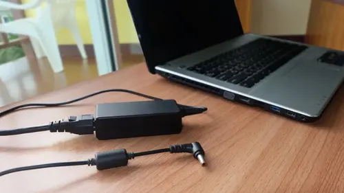 Можно ли пользоваться ноутбуком без аккумулятора – и стоит ли это...