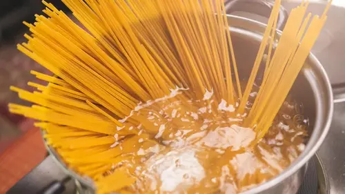 У 3 поваров спросили, добавлять ли масло в воду к макаронам, все ...