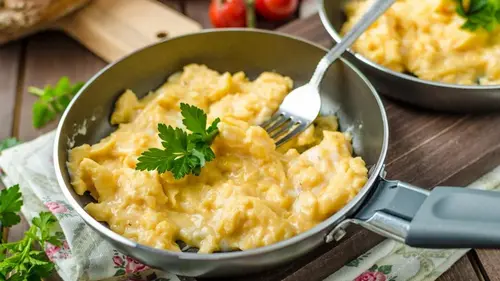 Секрет идеальной яичницы-болтуньи: одна простая хитрость меняет в...