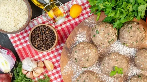 Чтобы котлеты были пышными и сочными, не кладите это в фарш