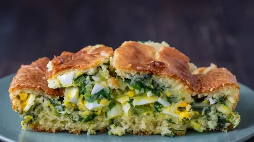 Как приготовить заливной пирог с тунцом, яйцом и зеленым луком на...