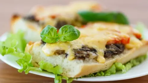 Горячие бутерброды с беконом, грибами и сыром: рецепт быстрой зак...