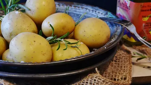 Молодой картофель с укропом и маслом: простое блюдо, которое все ...