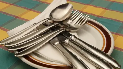 Хорошие хозяйки кладут мел к столовым приборам: в чём секрет