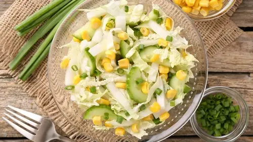 Салат из капусты с огурцом и кукурузой: рецепт популярного сезонн...