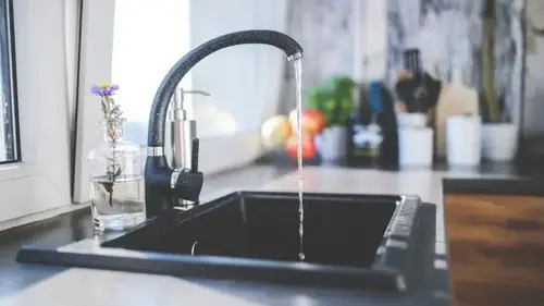 Зачем опытные хозяйки надевают пакет на кухонный кран: хитрость, ...