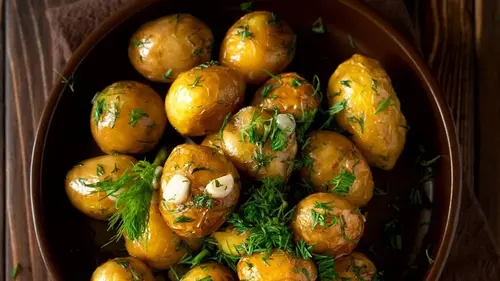 Молодой картофель с чесноком и укропом на сковороде: классический...