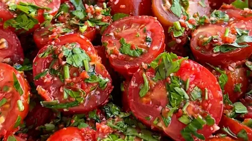 Маринованные помидоры за 1 час: рецепт закуски, которая первой ис...