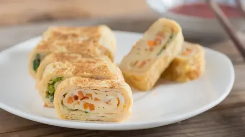 Омлетные рулетики с морковью и сыром: рецепт праздничной закуски,...