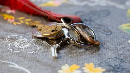 Зачем люди брызгают уксусом на ключи: этот простой трюк имеет нео...