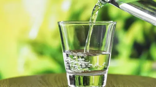 Почему утром нужно выпить стакан воды перед кофе: гастроэнтеролог...