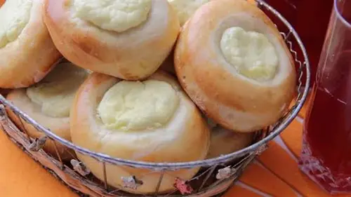 «Школьные» ватрушки с сыром и изюмом: мягкие булочки с нежной нач...