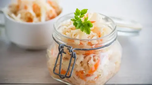Сколько соли нужно для квашения капусты, чтобы она была хрустящей...