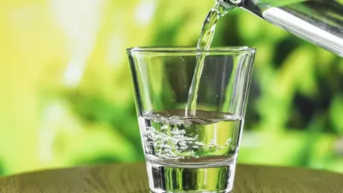 Сколько воды нужно пить, чтобы снизить давление: ответ экспертов