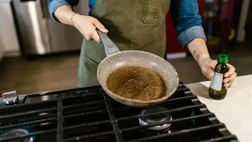 На какую сковороду лить масло — холодную или горячую: окончательн...