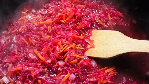 Свекла, тушенная с морковью и луком: рецепт необычного гарнира
