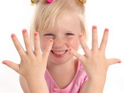Как отучить ребенка грызть ногти?