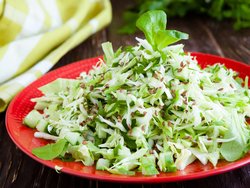 Вкусный салатик из молодой капусты с огурцами и зеленью