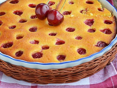 Готовим вкусный и ароматный пирог с вишневой начинкой