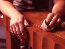 Как удалить царапину на деревянной мебели
