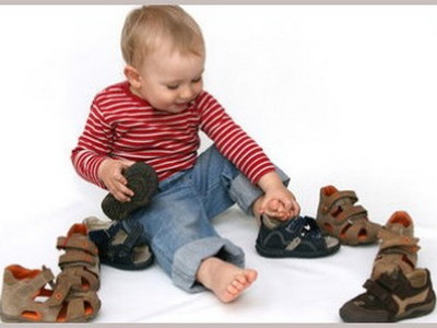 Почему малышам необходимо носить ортопедическую обувь