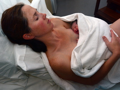 Контакт «кожа к коже»: первый час после родов наедине с ребенком