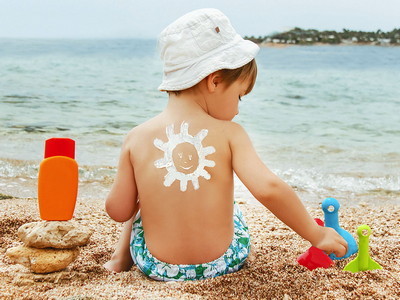 Можно ли загорать грудничкам: 9 правил безопасности на солнце