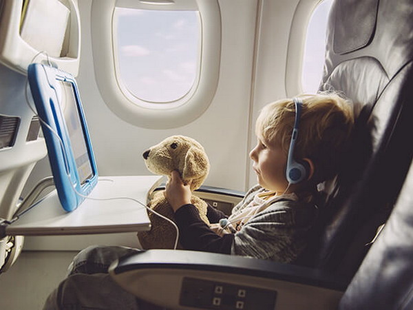 Чем занять ребенка в самолёте: советы родителям