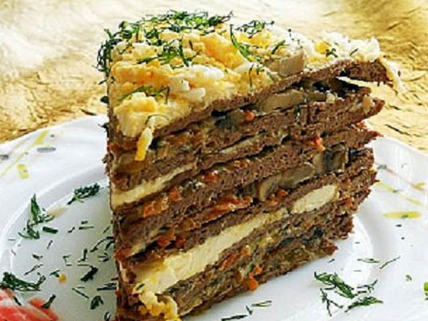 Нежный печеночный торт из говяжьей печени с шампиньонами (рецепт)